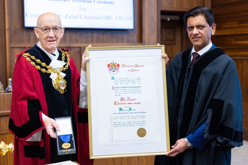 Image for the Tweet beginning: Former Mayor of Oldham, Cllr